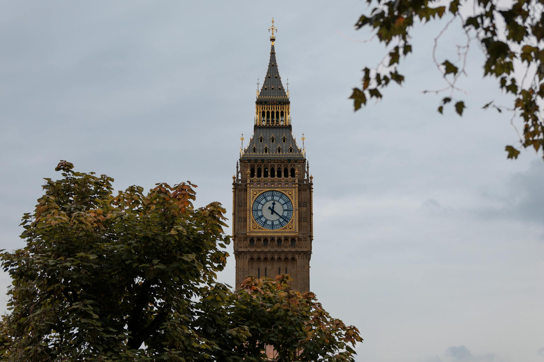 Linke und Rechte scheitern : Französische Regierung besteht erneut zwei Misstrauensvoten
